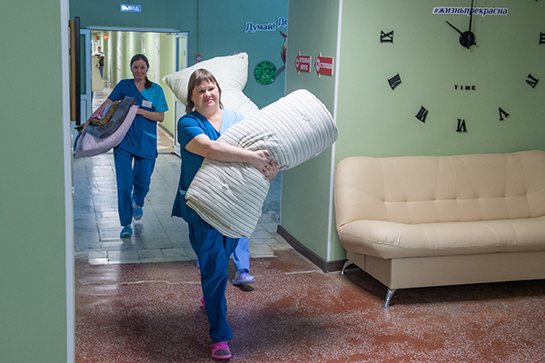 TYUMEN REGION, RUSSIA - FEBRUARY 4, 2020: Employees of the Gradostroitel Treatment and Rehabilitation Center where Russian citizens evacuated from China are to be accommodated. Two Ilyushin IL-76 planes are to bring Russian citizens from the Chinese city of Wuhan, capital of the Hubei province, to the Tyumen Region on February 5, 2020. Tyumen Region Coronavirus Prevention Office/TASS
Россия. Тюменская область. Сотрудницы лечебно-реабилитационного центра "Градостроитель", где будут размещены эвакуированные граждане РФ из Китая. 5 февраля двумя бортами ИЛ-76 в Тюменскую область будут доставлены россияне из китайской провинции Ухань, где были зафиксированы первые случаи заражения коронавирусом. Оперативный штаб Тюменской области по профилактике коронавируса/ТАСС