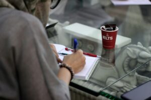 Каковы риски из-за объявления организатора IELTS и Ассоциации славистов «нежелательными»? Рекомендации юристов и реакции на политическое решение