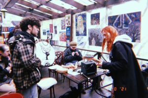 «Накануне ареста я подрабатывала “мужессой на час”». Читайте главу из книги Саши Скочиленко — о жизни свободных художников в Петербурге 2010-х
